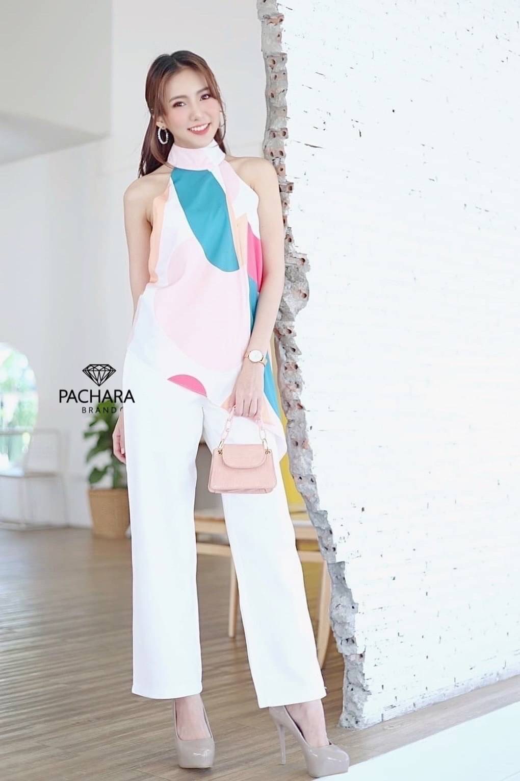 เซ็ต 2 ชิ้น เสื้อเว้าไหล่ชายเฉียง เนื้อผ้าพริ้วพิมพ์ลายสีสันสดใส แมทช์คู่กับกางเกงขายาวเอวสูงสีขาว งานซิปด้านหลัง มีซับในอัดกาวอย่างดี รุ่นนี้ใส่ชิลล์ถ่ายรูปสวยได้ทุกโอกาสเลยนะคะ