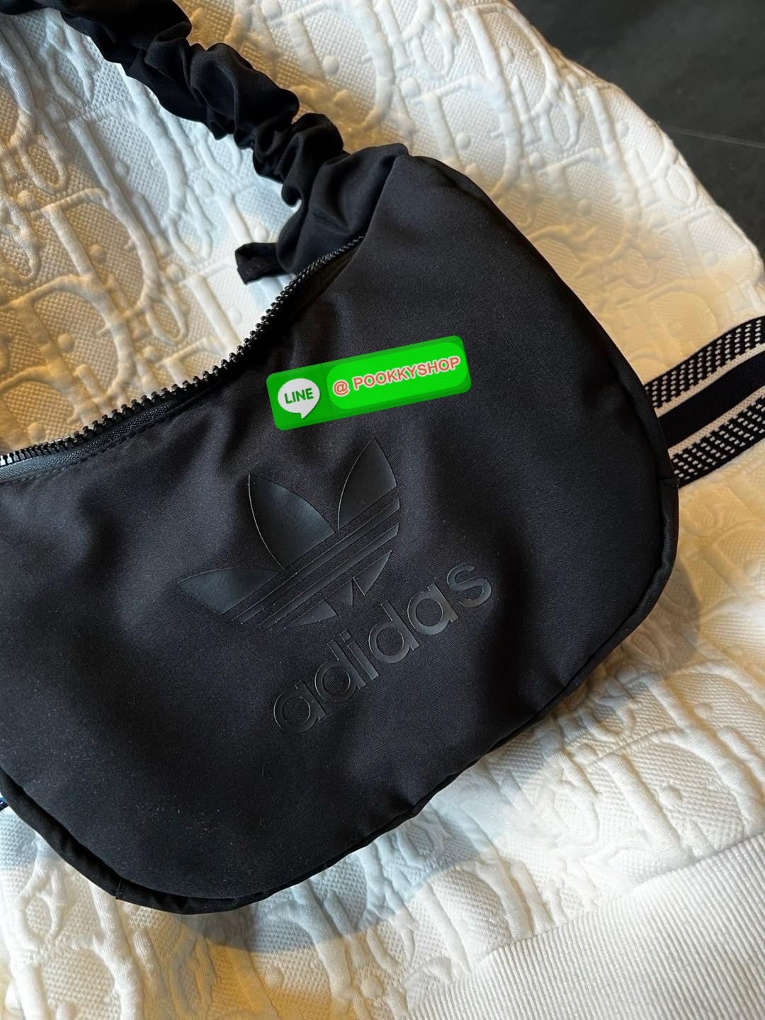 Rare items! ในเวปรุ่นนี้ขายเกือบๆ3พันจ้าา ADIDAS ORIGINAL NYLON BAG 2024 ยังมีพร้อมส่ง! สวยจึ้งมากๆค่าสาวๆ กระเป๋าแนววสปอร์ตจากอดิดาส ไม่ตกเทรน วันไหนๆจะพกพาในไทยหรือ ตปท.ได้หมด วัสดุไนล่อนเสริมนวมอย่างดี ขนาดกลางๆ ค่ะ