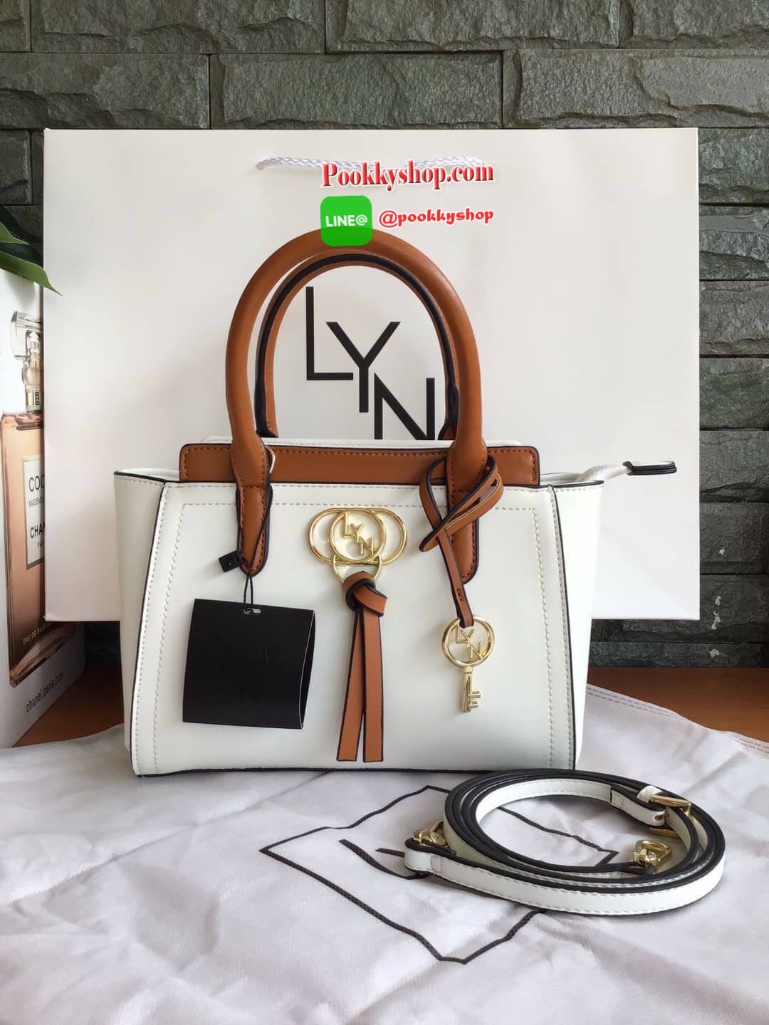 New Collection!!! LYN CROSSBODY BAG กระเป๋าสะพายไหล่ / กระเป๋าถือ ทรงปีกคอลเลคชั่นใหม่ สีทูโทน สวยโดดเด่น(!!)มาพร้อมกับรูปทรงดีไซน์สุดคลาสสิค ตกแต่งด้านหน้าห้อยพวงกุญแจ Lyn สุดเก๋ มาพร้อมกับสายสะพายยาวปรับระดับได้ เปิดปิดด้วยซิป ภายในโล่งกว้าง แยกเป็นสัดส