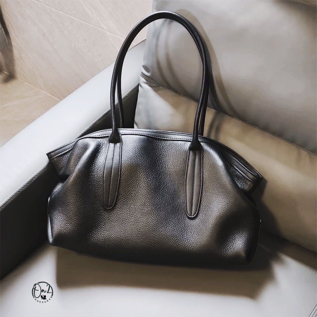 กระเป๋าหนังแท้ 💯 Genuine leather ทรง Hobo ถือเป็นทรงที่เอนกประสงค์และยอดนิยมค่ะยิ่งเป็นหนังแท้ก็จะมีความคงทนคุ้มค่า ใช้งานได้ยาวดูแลง่ายทำความสะอาดง่าย หนังนุ่มและยืดหยุ่น แข็งแรง ผิวสัมพัสหนังแท้จะสวยงามและเป็นเอกลักษณ์ดูแพงดูพรีเมี่ยมกว่าหนังผสม