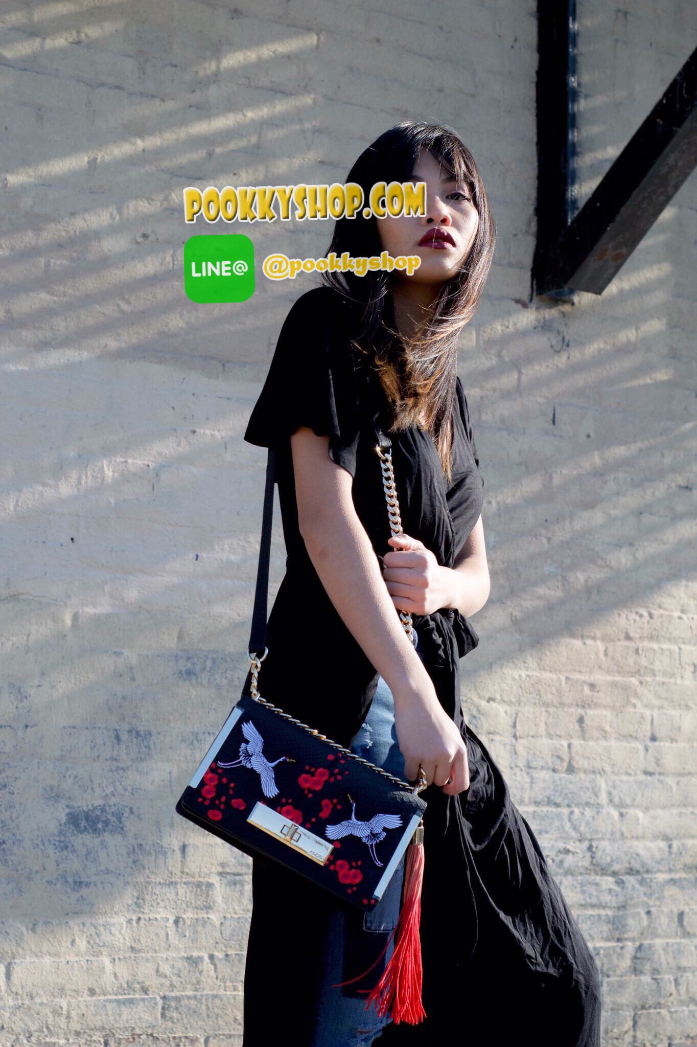 Don't Miss!!! NEW ARRIVAL ALDO Bergantino Cross Body Handbag กระเป๋าถือหรือสะพายรุ่นใหม่ล่าสุดจาก ALDO แบรนด์ดังแคนนาดาดีไซน์สุดชิคน่ารักมุ้งมิ้งปักเลื่อมลายนกกระเรียนสวยสดใส พร้อมห้อยฟู่ฟรุ้งฟริ้ง เปิดปิดด้วยล๊อคบิดอะไหล่ทอง ภายในมีโลโก้ ช่องซิปและช