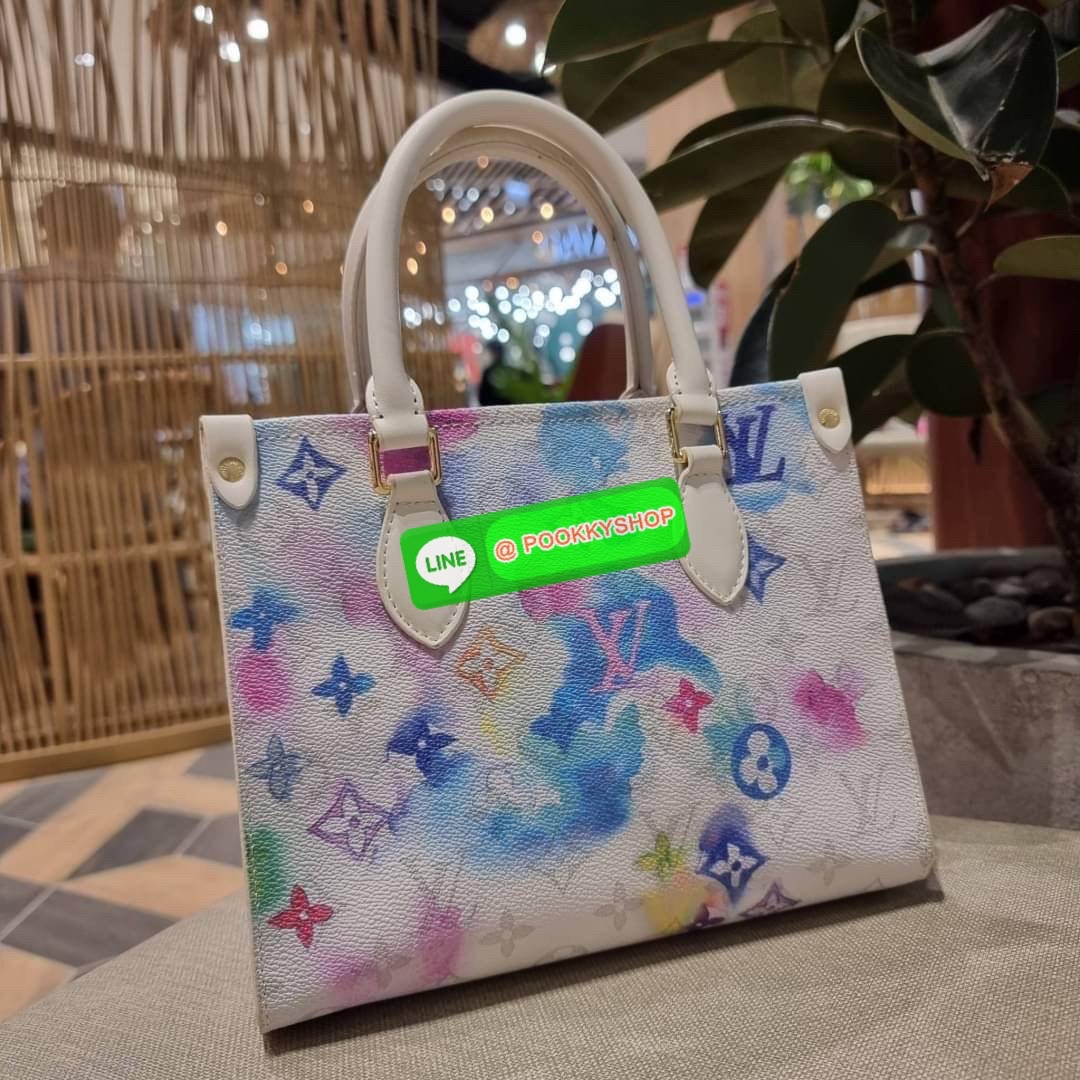 New in!! จากเคาน์เตอร์ dutyfree LV watercolor multi tote กระเป๋าทรงโท้ทคอลใหม่ ดีไซน์สดใส สบายตา ด้วยลวดลายเพ้นท์สีน้ำ ไม่ซ้ำใคร วัสดุหนังแคนวาส ทนทาน ที่มาพร้อมหูจับในตัว และสายสะพายข้าง ให้ปรับใช้ได้ทุกสไตล์ความชอบ ภายในโล่งกว้าง มีอะไหล่เกี่ยวที่ปากกระ