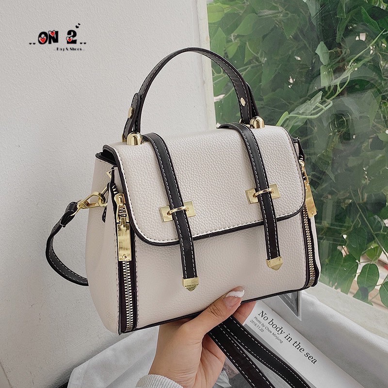 506 กระเป๋าสะพายข้างทรงฝาปิด วัสดุตัวกระเป๋าทำจากหนังผสมอย่างดี อะหลั่ยสีทอง กระเป๋าเป็นปากซิป ด้านข้างมีแต่งด้วยซิป เกร๋มากจ้า มาพร้อมสายยาวทำจากหนังตัวเดียวกับกระเป๋า สามารถปรับระดับได้