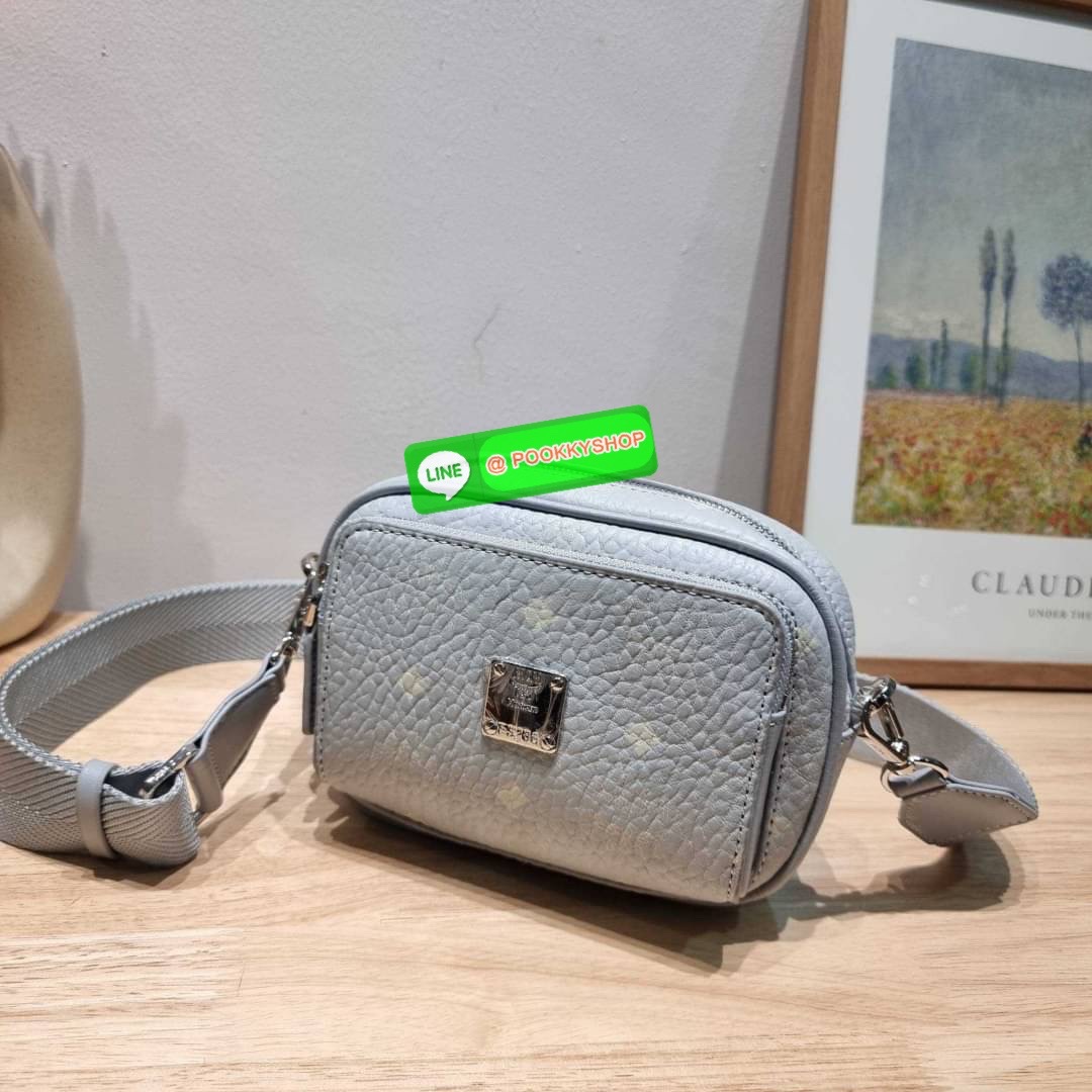 MCM X-MINI KLASSIK CROSSBODY BAG IN VISETOS รุ่นยูนิเซ็กส์มาแล้วจ้า!! ไซส์นี้ใช้ได้ทั้งหนุ่มๆสาวๆไปเลย กระเป๋าสะพายข้างทรงครอสบอดี้ ใบเล็กขนาดกะทัดรัด วัสดุหนังแคนวาสคุณภาพดี มีช่องหลัก 2 ช่อง ภายในมีช่องย่อยให้ 1 ช่อง มาพร้อมสายสะพายสปอร์ตที่ดีไซน์หรูไม่