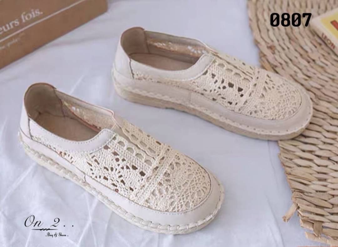 สวยแค่ไหนถามใจดู รองเท้าผ้าใบลูกไม้งานจริงสวยมากก ใส่ง่ายด้านหน้าเป็นยางยืด พื้นเสริมกันลื่นใส่เข้ากับชุดง่ายได้ทุกชุด มา2สี