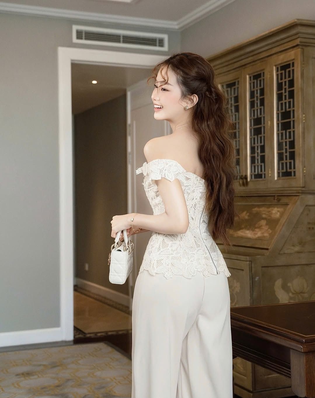 ชุดเซทแฟชั่น เซ็ตเสื้อลูกไม้ปาดไหล่ซิปหลัง มาพร้อมกางเกงขายาวสีขาวทรงสวย