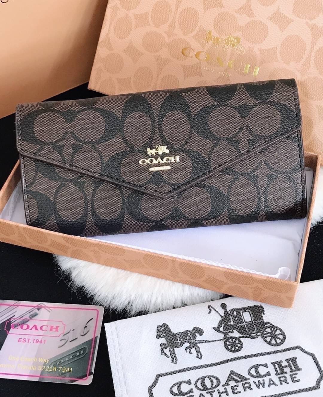 กระเป๋าสตางค์ coachสองพับ ใบยาว งานเกรดพรีเมี่ยม ปั้มทุกจุด ลายฮิตของCoach ด้านใน 2 ช่องใส่เเบงค์ ใส่บัตร 1 ซิปตรงกลาง ภายในมี 2 ช่อง มีช่องซิปตรงกลาง ปิดเปิดแบบกระดุม งานสวย