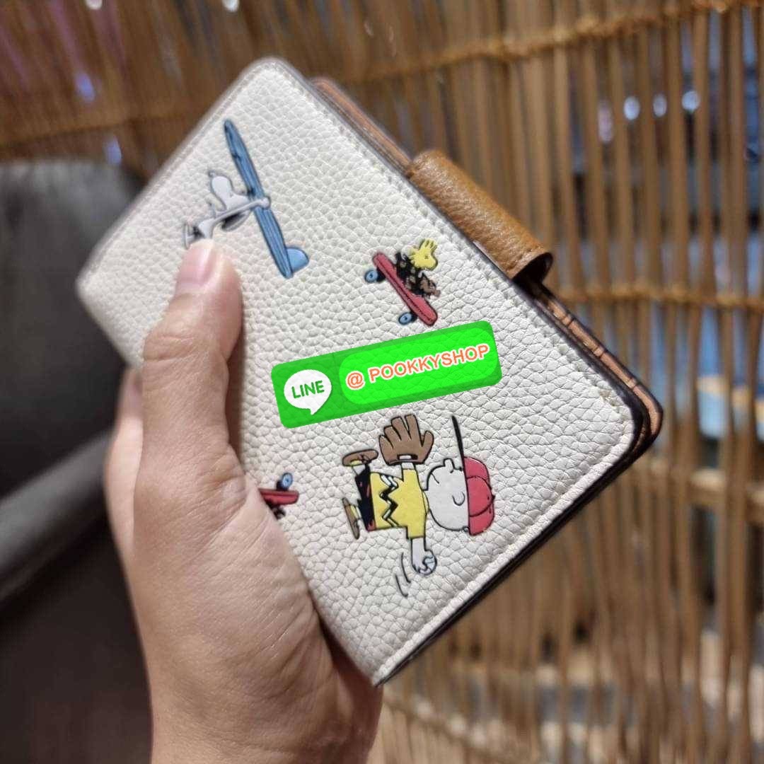 COACH C4899 MEDIUM CORNER ZIP WALLET WITH SNOPPY PRINT น้องใหม่คอลเลคชั่นสุดชิค ดีไซน์ลายพริ้นท์ผองเพื่อนสนูปพี น่ารักน่าใช้ เพิ่มลูกเล่นให้กระเป๋าสตางค์ของคุณไปอีก กับกระเป๋าสตางค์ใบกลาง ขนาดกำลังเหมาะมือ วัสดุหนัง pepble ทนทาน มีช่องใส่บัตรและธนบัตรครบ