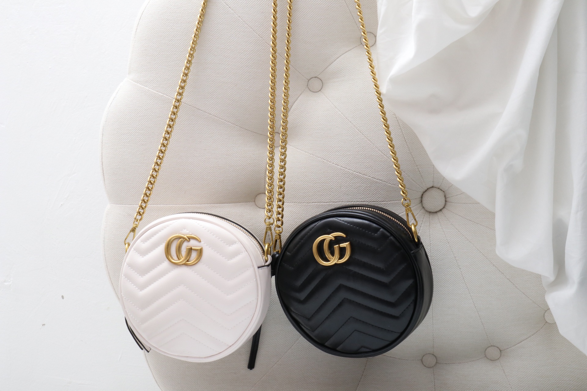 CG marmont รุ่นนี้ขายเท่าไหร่ก็ไม่เคยพอ ฮิตกันยาวๆเลยค่า กระเป๋าทรงกลมงานดีอะหลั่ยสวย เนี๊ยบไปเลยค่ะ