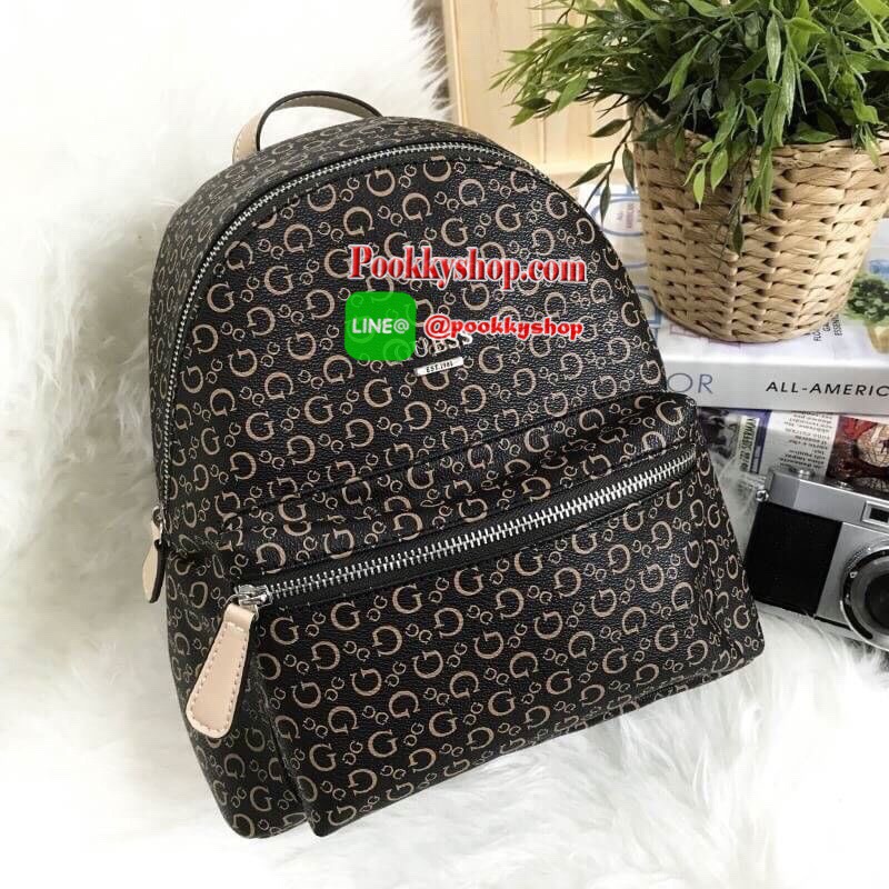 Don't Miss! GUESS WOMAN'S FACTORY BACKPACK กระเป๋าเป้ขนาดกำลังดีวัสดุหนังแกะสังเคราะห์นิ่มสวยน้ำหนักเบา มีหูหิ้วเเละสายสะพายหลังเลื่อนปรับได้ ด้านหน้ามีโลโก้และช่องซิป เปิดปิดด้วยซิปสะดวกใช้ ภายในกว้างใส่เอกสาร ipad ของใช้ได้เยอะ จะสะพายไปเรียนไ
