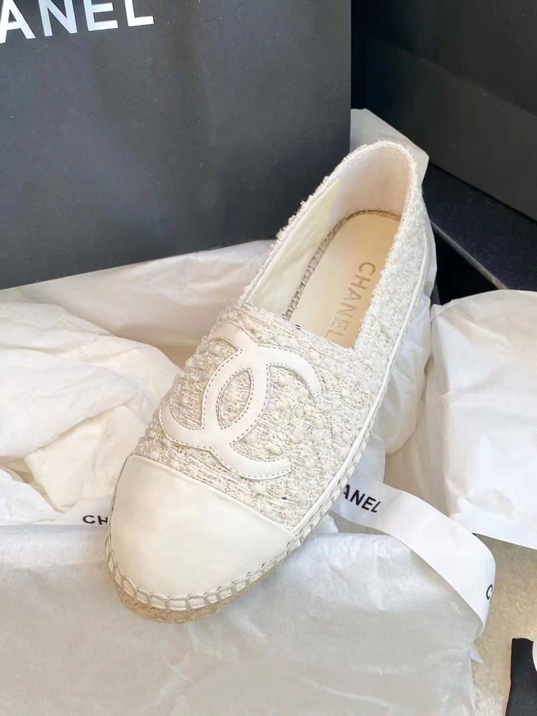 ** รองเท้าหุ้มส้น CHANEL flat งานพร้อมส่งไม่ต้องรอพรีคะ Brand : CHANEL งานสวยหรู เกรด Hi-end ค่ะรองเท้าหุ้มส้น ลุคคุณหนู hisoใส่สบายสุดๆ งานสวยหรู สวยหรูตามต้นฉบับแบรนด์ *** สินค้าตามรูปวางนะคะ