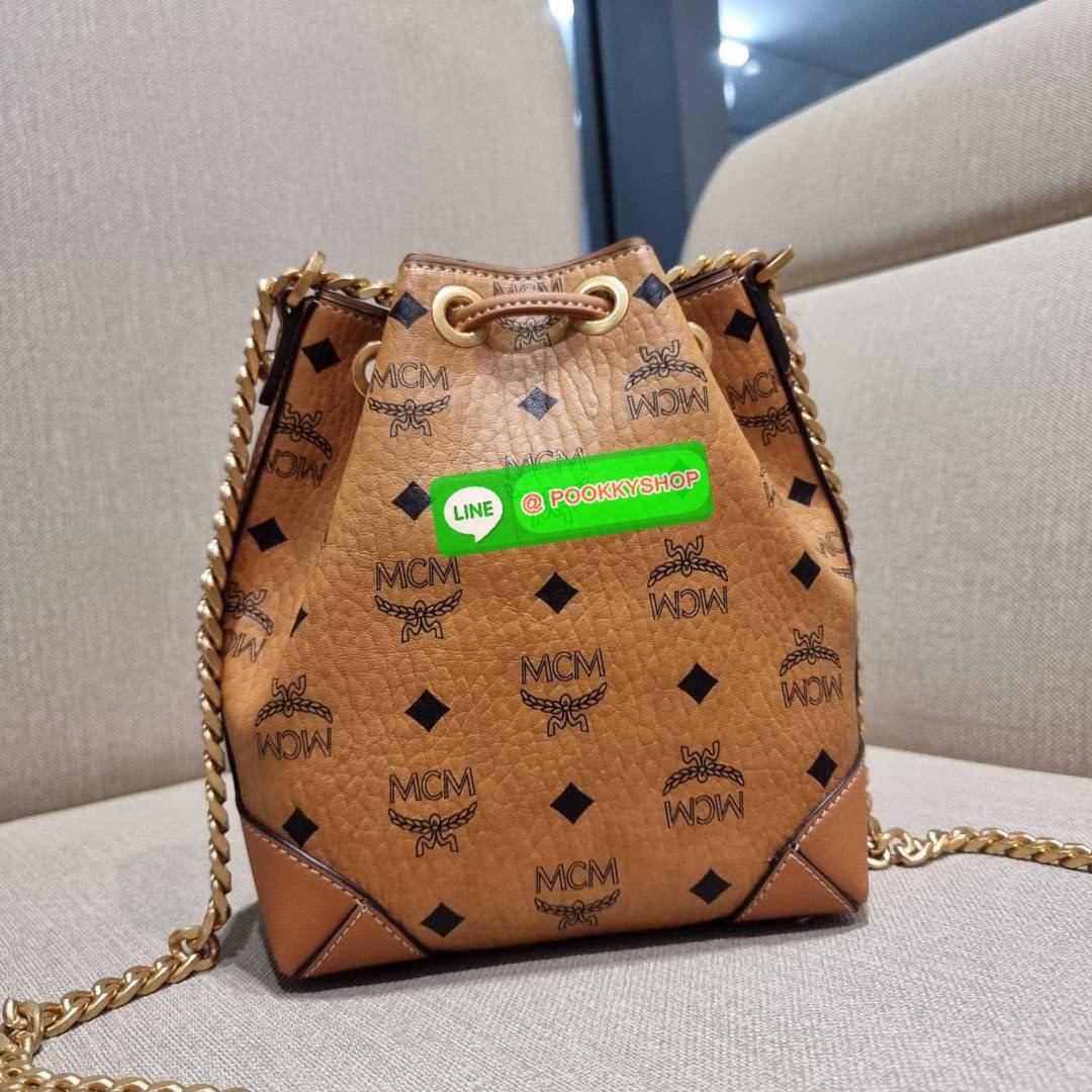 MCM SOFT BERLIN DRAWSTRING BAG IN VISETOS กระเป๋าสะพายทรง bucket ไซส์ mini ขนาดน่ารักน่าใช้ มาพร้อมกล่องสุดหรู!! วัสดุหนังแคนวาสคุณภาพดี รูดเปิด-ปิดกระเป๋าด้วยสายหนัง ภายในเป็นช่องโล่ง มีช่องแยก และช่องเก็บบัตรหรือจะไว้ของจุกจิกก็ได้ เป็นหนังแท้ ใต้กระเป๋