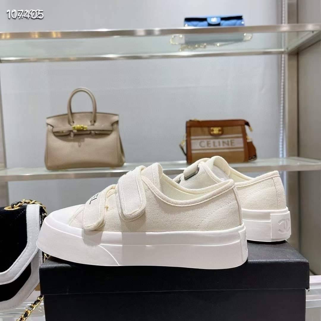 รุ่นใหม่ล่าสุดชนช็อปเลยจ้า รุ่นนี้ลุคคุณหนู hiso เลยจ้า รองเท้าผ้าใบแบรนด์ CHANEL แต่งสายคาดโลโก้แบรนด์ ใส่สวยหรูสุดๆค่ะ ลุคสป็อตเท่ๆค่ะ งานมีโลโก้แบรนด์ทุกจุด ตามแบบต้นฉบับคะ งานลุคคุณหนูใส่สบาย แมทชุดง่ายเลยจ้า