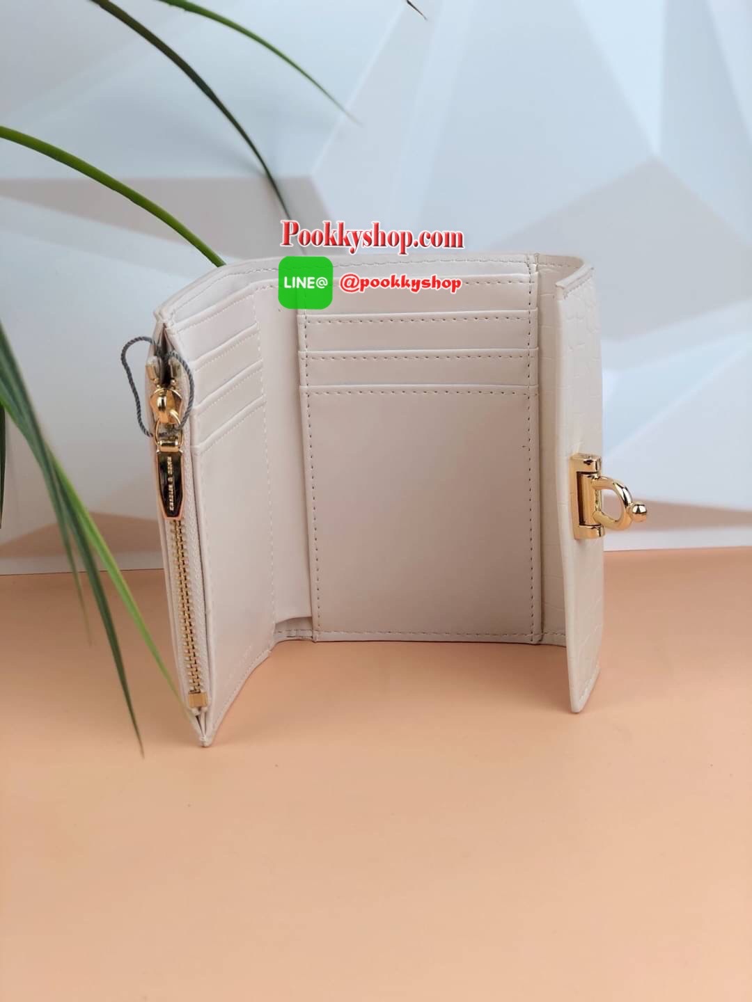 New arrival! Charles & Keith Metal Accent Mini Short Wallet กระเป๋าเงินใบสั้นทรงเก๋ วัสดุด้านหน้าตัวเปิดปิดดีไซน์แปลกตา ด้านในมีช่องซิปใส่เหรียญ ช่องใส่บัตร 6 ช่อง และช่องใส่ธนบัตรตามยาว ใส่แบงค์พันได้ไม่ต้องพับค๊า รุ่นนี้สวยทุกสี เหมาะกับสาวที่ชอบใช้กระเ