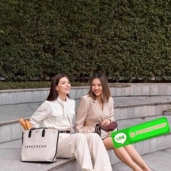 LONGCHAMP ESSENTIAL TOILE SHOULDER BAG L ECRU กระเป๋าสะพายไหล่ ใบใหญ่ สาวสายแบกไม่ควรพลาด ใส่เอกสาร แล็บท๊อป แฟ้มงานหรืออื่นๆใบเดียวจบคะ กระเป๋ามีความยืดหยุ่นและน้ำหนักเบา ปิดด้วยระบบสแน็ปอิน Longchamp ได้ปรับปรุงไลน์ผลิตภัณฑ์ ROSEAU อันเป็นสัญลักษณ์ใหม่ท