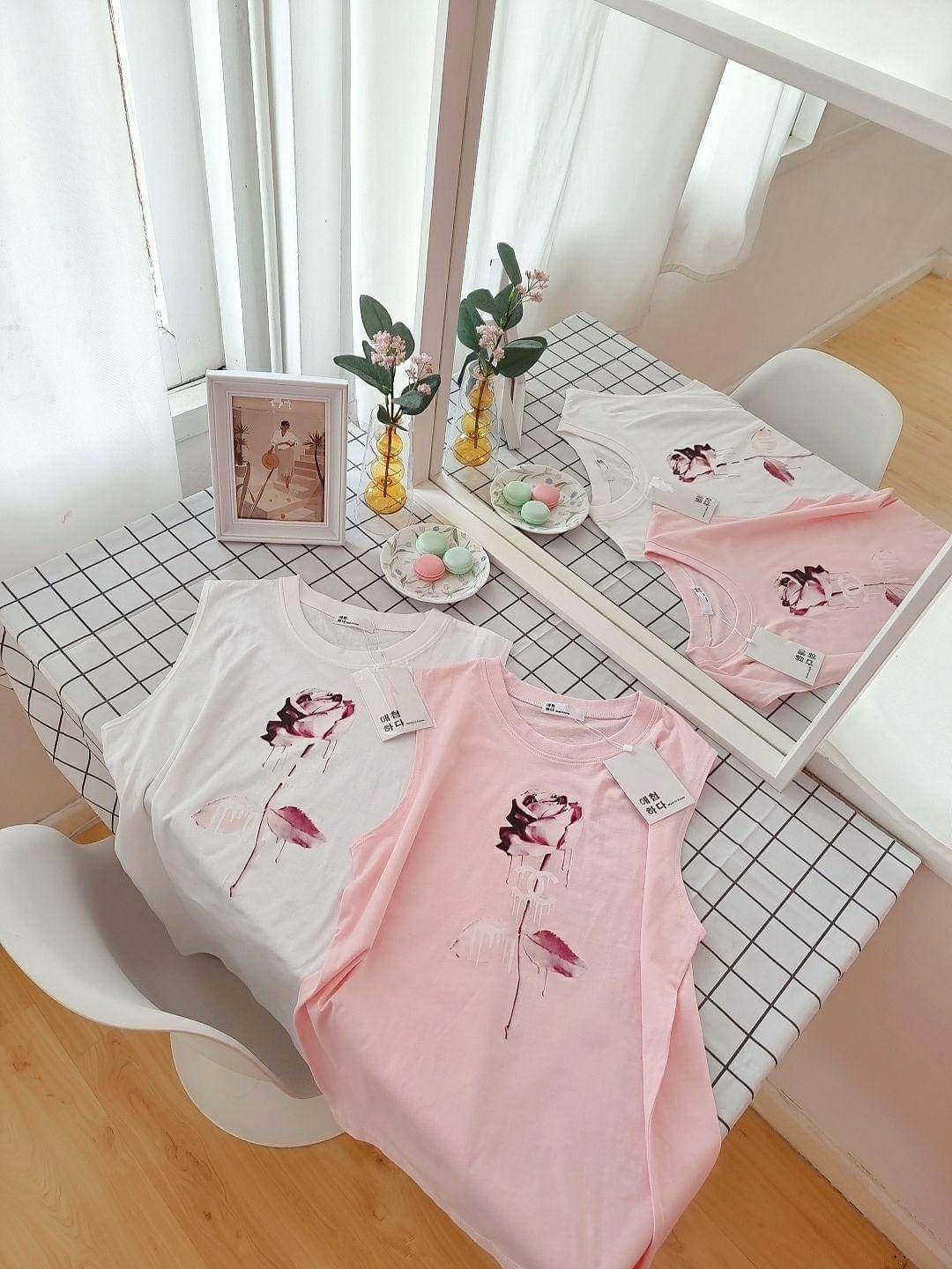 เข้าเพิ่มแล้วคร่าาาาาา ใครพรีไว้ทักมาด้วยคร่าาาาาา Rose' t shirt korea ลายสวยสุดๆคร่าาาา รีบเลยยย ผ้ายืดเกาหลีเนื้อดีใส่สบายจร้าาาา ลายนี้บอกเลยยย ปั้ววววววว
