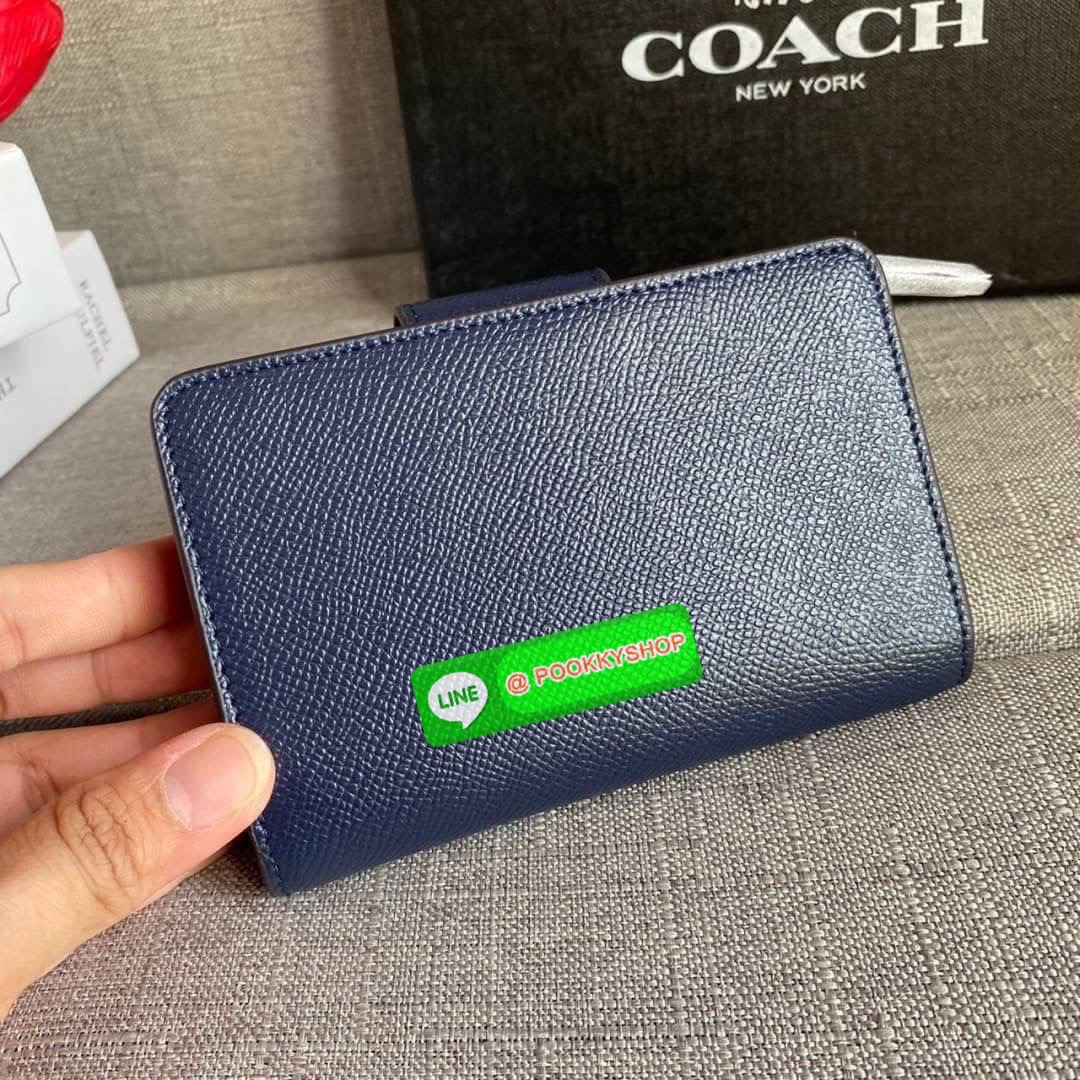 COACH 6390 MEDIUM CORNER ZIP WALLET กระเป๋าสตางค์ใบกลาง สีพื้นเรียบหรู วัสดุcrossgrain ภายในมีช่องใส่บัตรและธนบัตรได้ทุกชนิด มีช่องซิปใส่เหรียญ ขนาดกะทัดรัดพกพาง่าย คนชอบจัดระเบียบกระเป๋าสตางค์แนะนำเลยจ้า