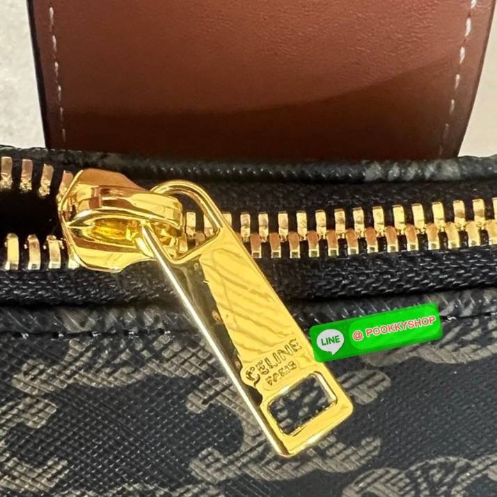 ✴️BEST SELLER!✴️CELINE SHOULDER BAG VIP GIFT WITH PURCHASE (GWP) พรีเมี่ยมกิ๊ฟ Limited Edition จาก CELINE HAUTEPARFUME DUTYFREE COUNTER วัสดุ TRIOMPHE CANVAS รุ่นใหม่ล่าสุดดีไซน์สวยหรู หนังสวยอยู่ทรง ภายในโล่งกว้างและจุสามารถใส่มือถือ กระเป๋