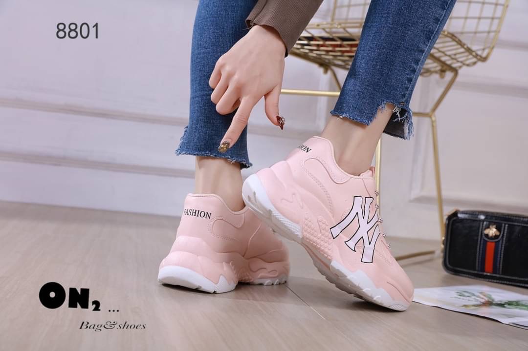 NY sneaker style ผ้าใบหนัง สไตล์แบรนด์ดัง งานน่ารัก ใส่สวยจริงอะไรจริง คู่นี้เก็บรักษาและทำความสะอาดง่าย ทนทานลุยน้ำได้ คะ สาวๆรักผ้าใบหนังต้องมีติดไว้เลยจ้า