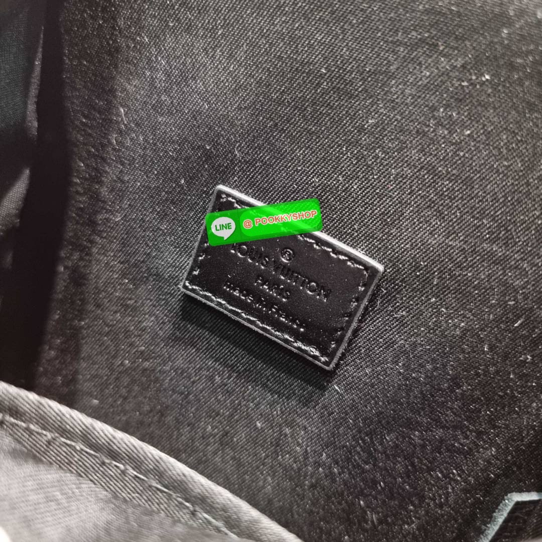 ใหม่ล่าสุด ได้ชิคๆเท่ๆก่อนใคร ไม่ต้องรอพรีฯ กับกระเป๋าสะพายข้างสำหรับหนุ่มๆ LV crossbody bag งานหรู ราคาดีจากเคาน์เตอร์ dutyfree วัสดุหนังแคนวาสคุณภาพดี ดีไซน์ดูแพง ด้วยอะไหล่เปิด-ปิดแม่เหล็กแน่นหนาสีดำ ตัดกับลวดลายโมโนแกรมได้เป็นอย่างดี ภายในโล่ง ใส่โทรศ