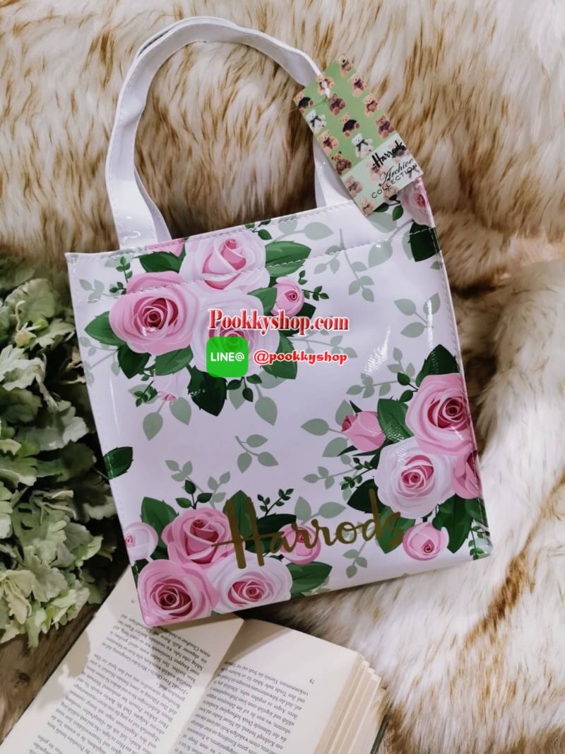 ลายนี้เข้าแล้วนะคะ! พร้อมส่งไอเท็มยอดนิยม! Harrods London Top-handle Shopping Bag กระเป๋า Shopping แบรนด์ดังจากอังกฤษรุ่นยอดนิยมวัสดุ PVC+Polyester 100% ของแท้เนื้อหนาอยู่ทรงกันน้ำ ขนาดกำลังดี น้ำหนักเบา เปิดปิดด้วยซิปสะดวกใช้หัวซิปปั้มโลโก้แบรนด์อะไหล่เง