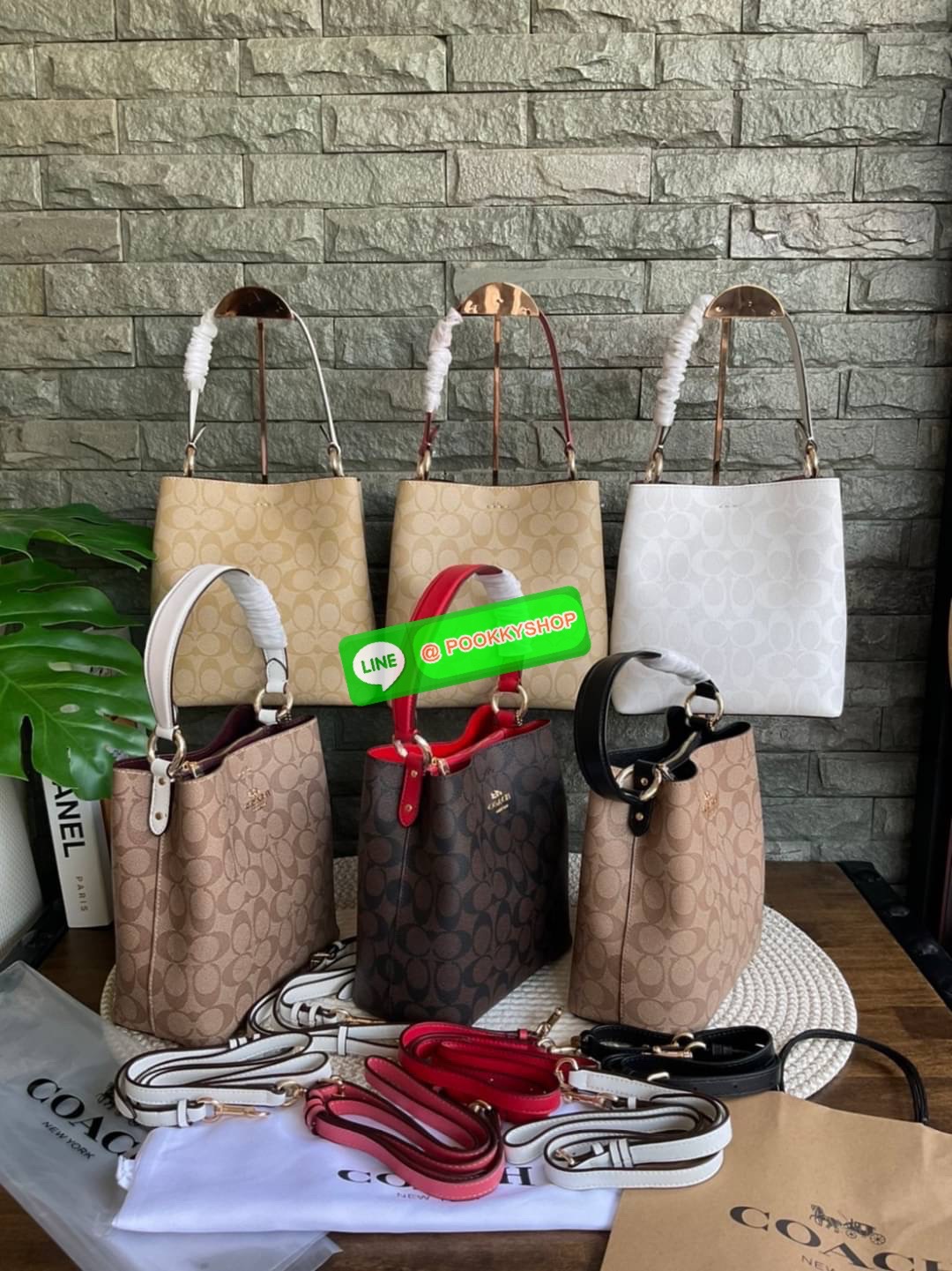 COACH SMALL TOWN BUCKET BAG IN SIGNATURE CANVAS รุ่น 2312 Collection บักเก็ตคลาสสิค รุ่นยอดนิยม กำลังมาแรงมากๆ กระเป๋าสะพายไหล่ และ Cross Body วัสดุหนังแคนวาสอย่างดี มาพร้อมสายสะพายสะพายไหล่ถอดออกไม่ได้ / สายสะพายยาว สายถอดออกได้ มี 3 ช่องใช้งาน