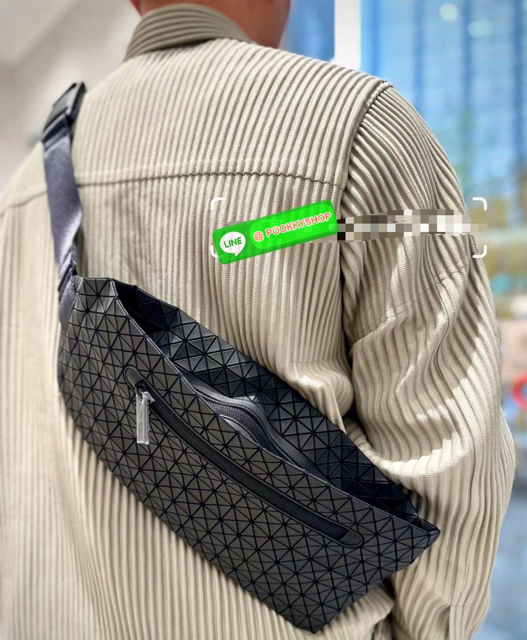 BaoBao Issey Miyake baton belt bag 🔖กระเป๋าคาดเอว/คาดอก เอกลักษณ์โดดเด่นตลอดทั้งใบ สุดเทห์ น้ำหนักเบาพกพาสะดวก 🔖วัสดุ: โพลียูรีเทนผสมหนัง 🔖เปิด-ปิดแบบซิปบน และมีช่องซิปด้านหน้า ภายในมีช่องแยกสัดส่วน 2 ช่อง ซับในผ้าไนลอน 🔖สา