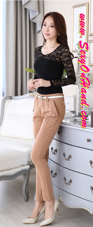 เสื้อยืดแขนยาวสีดำ แต่งผ้าลูกไม้ซีทรู ช่วงไหล่ เนื้อผ้า ยืดและลูกไม้เกรดหรู