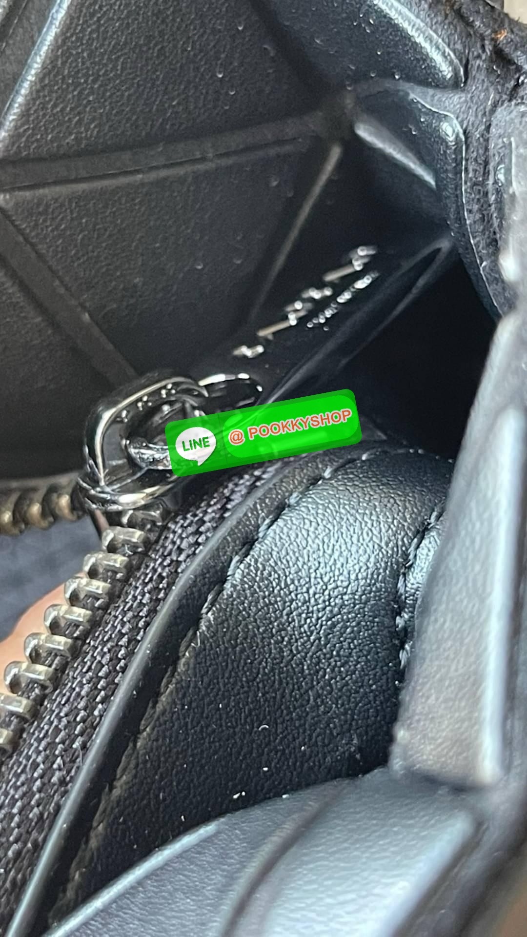 *Small BAO BAO ISSEY MIYAKE TONNEAU เป็น ซีรีย์ที่มีเอกลักษณ์เฉพาะตัว ด้วยแผ่นสามเหลี่ยมที่มีสัญลักษณ์เท่ากันทุกด้าน และยังผสมผสานงานดีไซน์ อันสง่างามเท่ากับฟังก์ชั่น การใช้งานสุดพิเศษ โดยมีจุดเด่นที่ซิปด้านบน สำหรับเปิดปิดและมีสายสะพายไหล่ ที่สามารถถอดออ