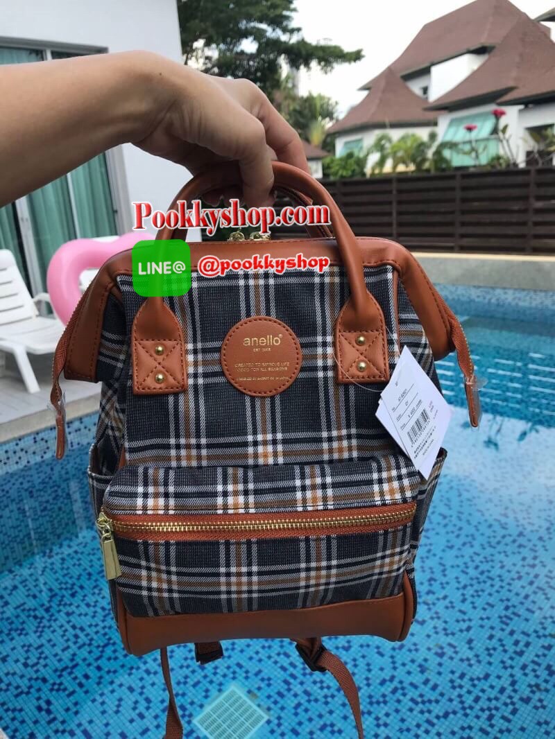 Anello Checked Hinge Clasp Mini Backpack เปิดตัวคอลเลคชั่นใหม่ปลายปีสุดน่ารัก วัสดุผ้าแคนวาสลายสก็อต และขอบบนล่างและด้านหลัง วัสดุpu โลโก้แบรนด์ด้านหน้าตัดหนังทรงกลม จุดเด่นในการใช้งานยังคงเหมือนเดิม ต่างที่ขนาดจะเล็กกว่ารุ่นออริจินัลไซส์มินินิดเดียว ผู้ใ