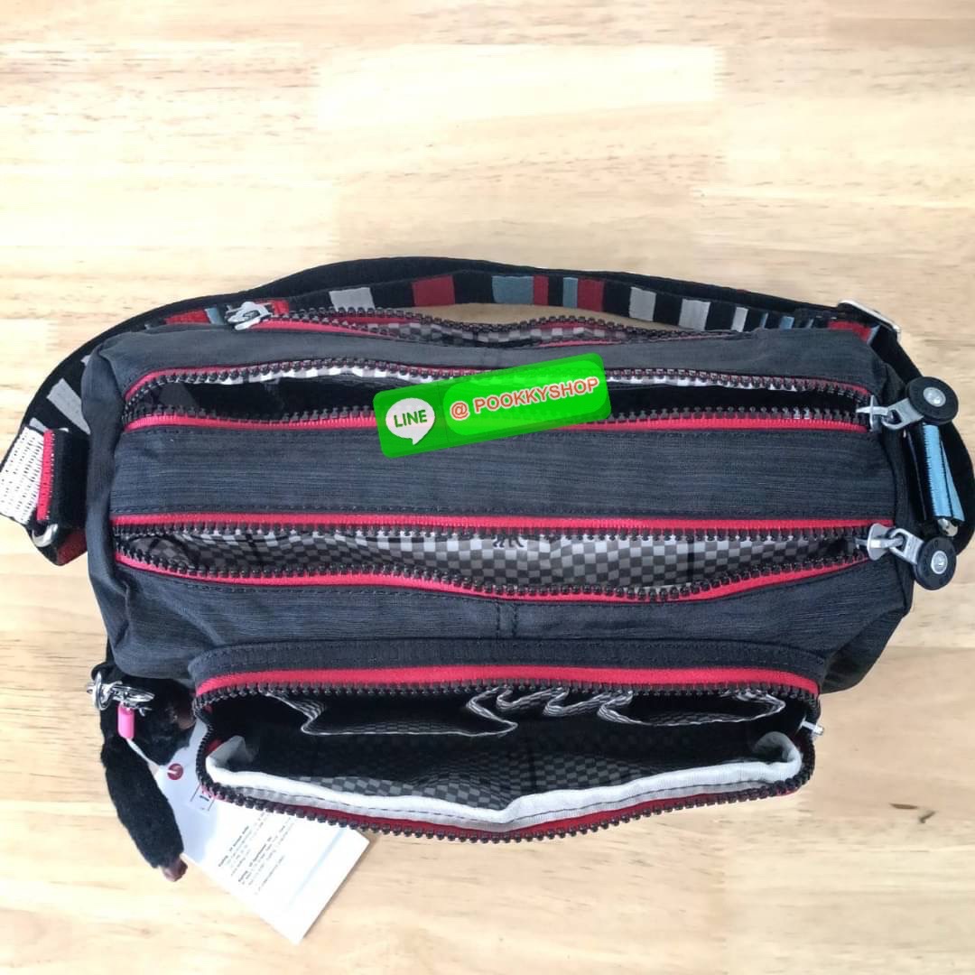KIPLING RETH CROSSBODY BAG ซับในตาราง วัสดุ Nylon +polyester กระเป๋าสะพายข้างหรือ สะพาย Crossbody ได้ ช่องหน้าเปิด-ปิด ด้วยซิป พร้อมช่องแยกบ่อยด้านข้าง ช่องหลัก 2 ช่อง ด้านในโล่งกว้าง สามารถจุสัมภาระได้เยอะ พร้อมช่องซิปหลัง สายสะพายปรับระดับสั้น-ยาว ได้ f