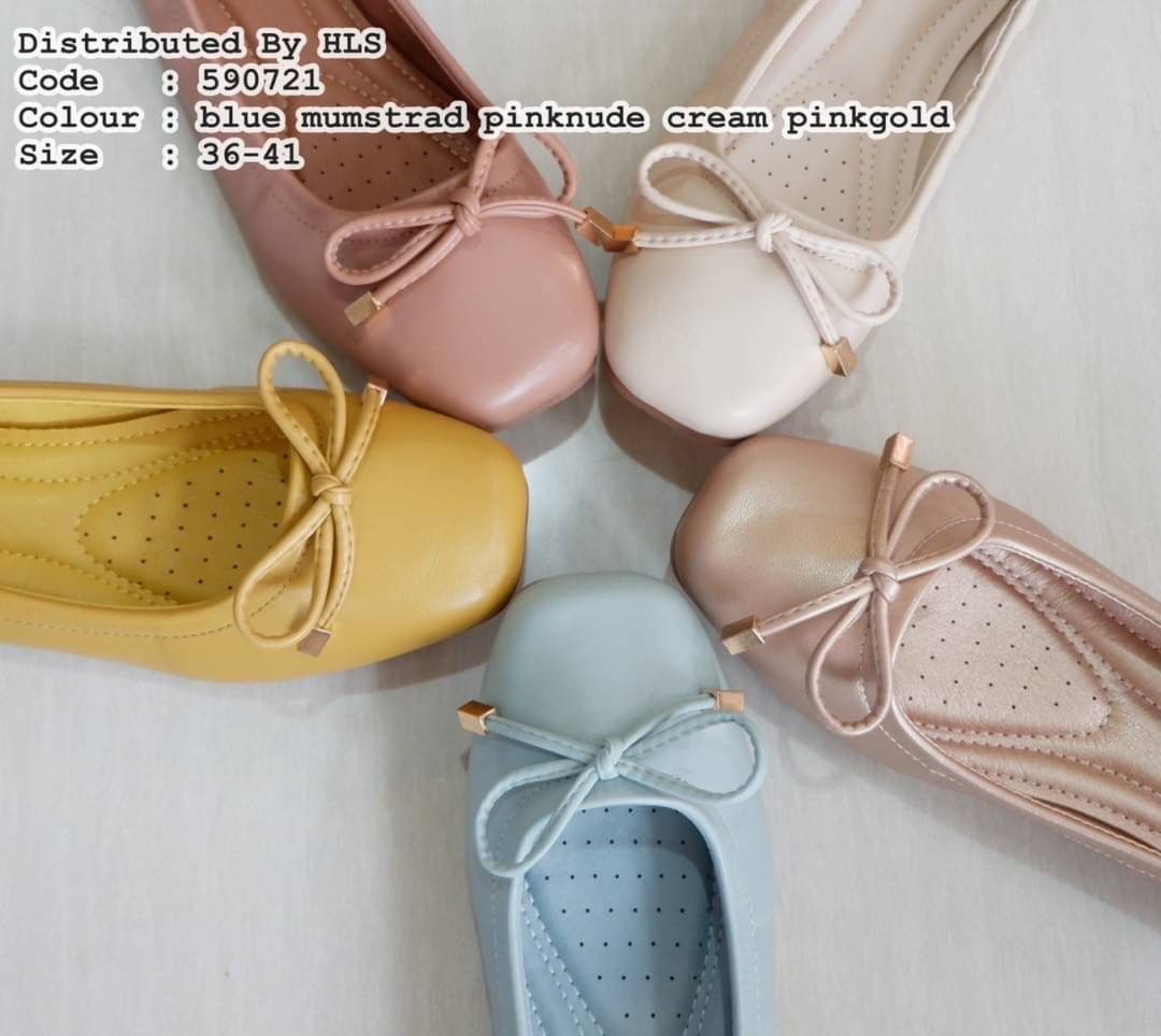 งานรีพีท มาแล้วคะ พร้อมส่งคร่าา🙏🏻🙏🏻 !! รองเท้าแฟรชเตี้ย style H&M ทรงหัวตัดมน พร้อมเชือกโบว์เล็กๆ หนังนิ่มและพื้นนิ่มมากกกกก หนังสวยมากๆ สีพื้นเรียบหรู ใส่สบายๆชิวๆ