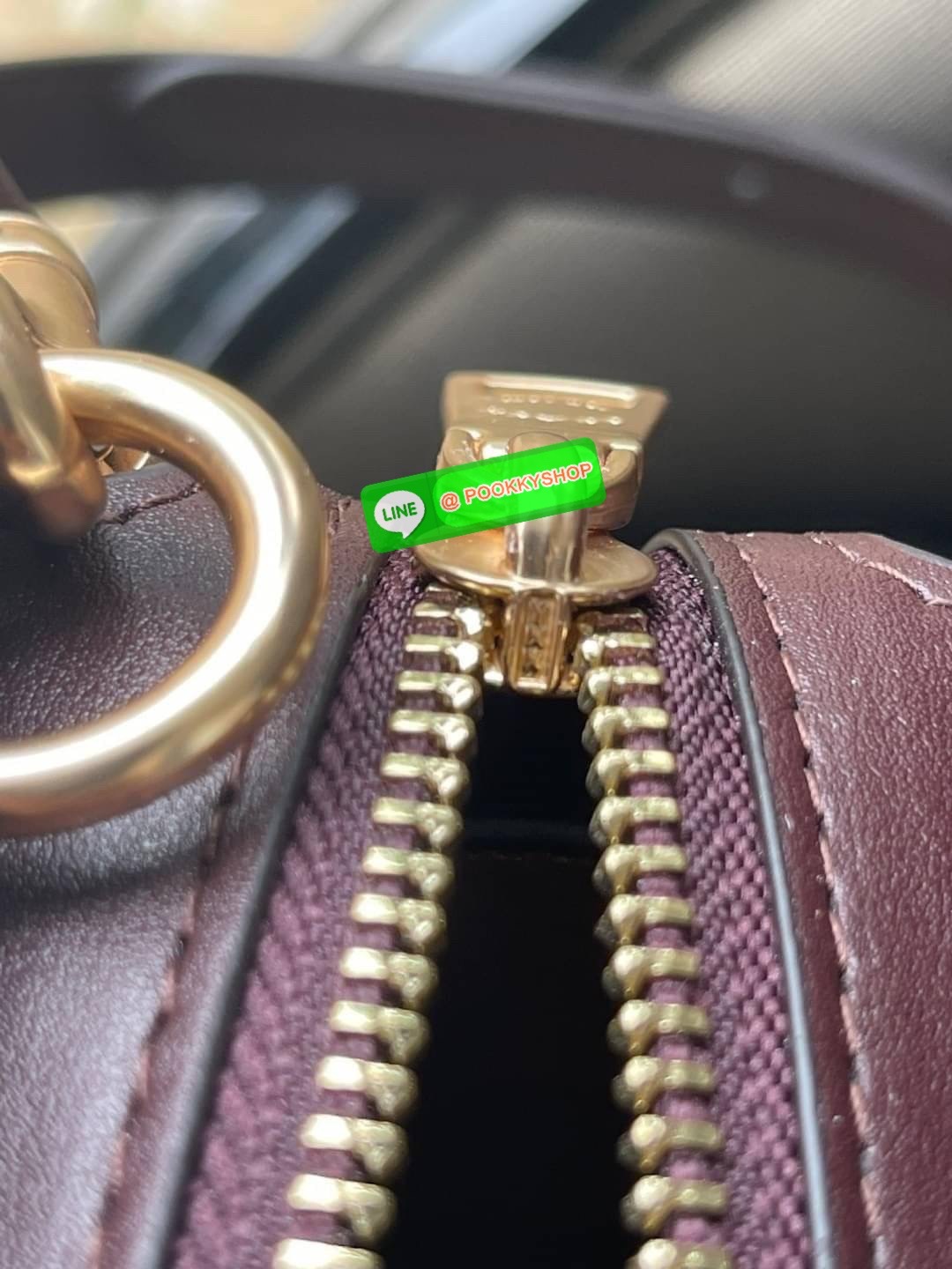 Coach Grace Carryall In Signature Canvas กระเป๋ารูปทรงสี่เหลี่ยมสุดคลาสสิก เป็นกระเป๋าอเนกประสงค์ที่สามารถใช้ได้แทบทุกโอกาส ไม่ว่าจะไปเรียน, ไปทำงาน, ไปเที่ยว หรือแม้แต่ไปชอปปิง ด้วยขนาดที่กำลังดี ไม่ใหญ่เทอะทะ แต่ก็ไม่เล็กจนเกินไป มาพร้อมหูหิ้วทั้งด้านบน