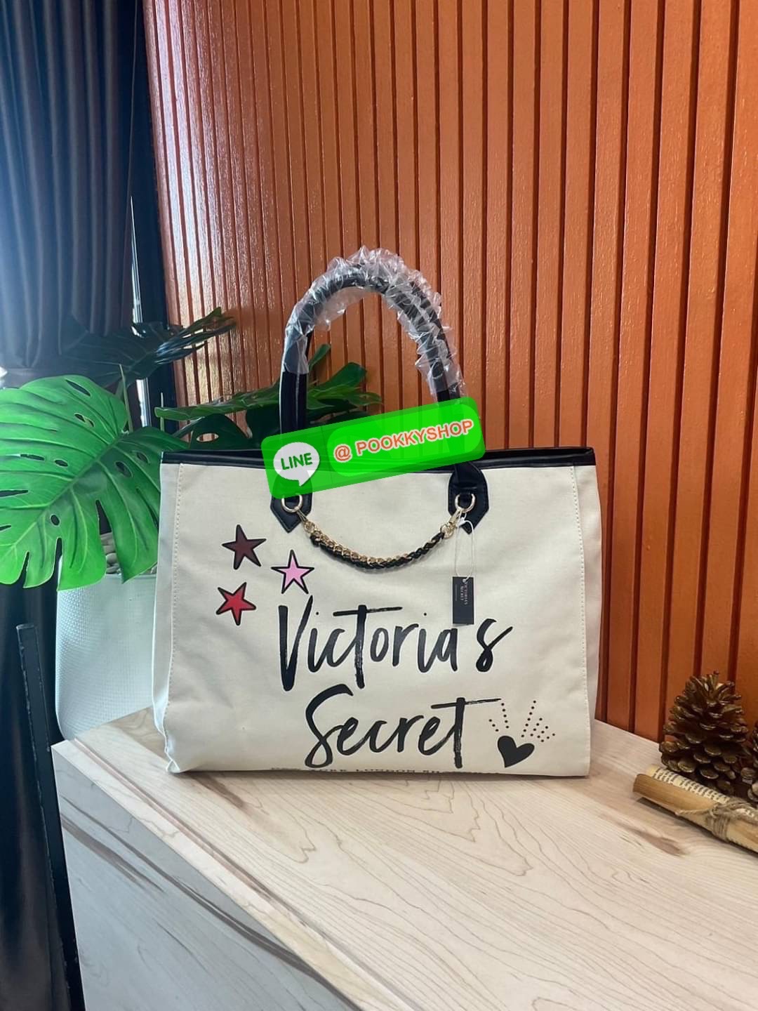 Victoria's Secret New! VS Patch City Tote - CREAM กระเป๋าทรง shopping สไตล์ victoria's secret แปลกใหม่อินเทรนด์ สินค้านำเข้า งาน ชน shop ดีไซน์สวย เก๋ น่ารัก เรียบหรู ใส่ของได้จุใจ เหมาะสำหรับสาวๆทุกคนที่มีของเยอะ งานเย็บเนี๊ยบ แข็งแรงทนทาน ใช้ไ