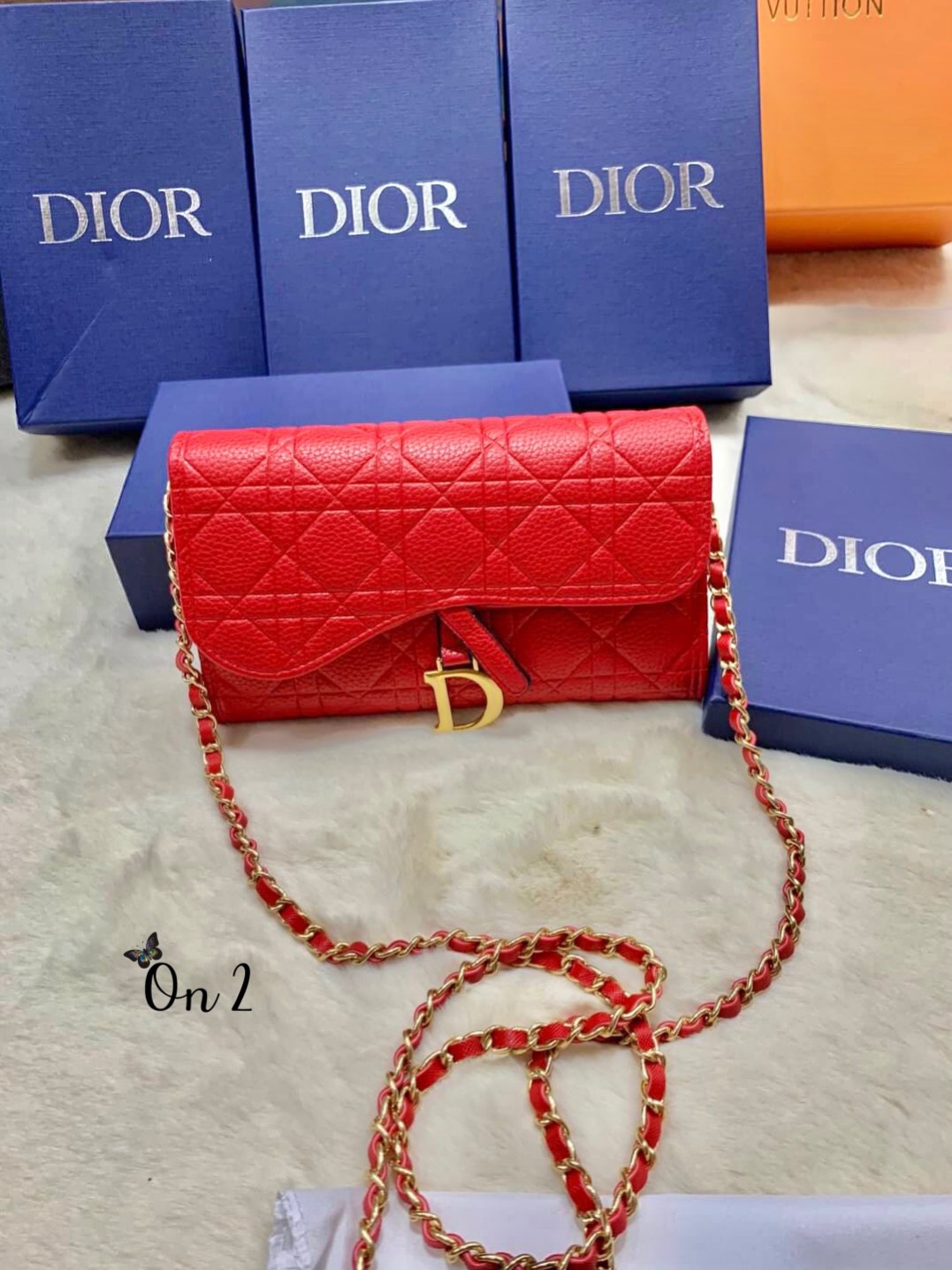 Dior oblique bag กระเป๋า Dior ทรงเหลี่ยมหนังปั้มลายซิกเนเจอร์ของแบรนด์ มีช่องเก็บแบงค์ เก็บการ์ด ใช้เป็นกระเป๋าสะพายและกระเป๋าสตางค์ได้ในตัวค่ะ อะไหล่D สีทองสวยหรูพร้อมส่ง 4 สี