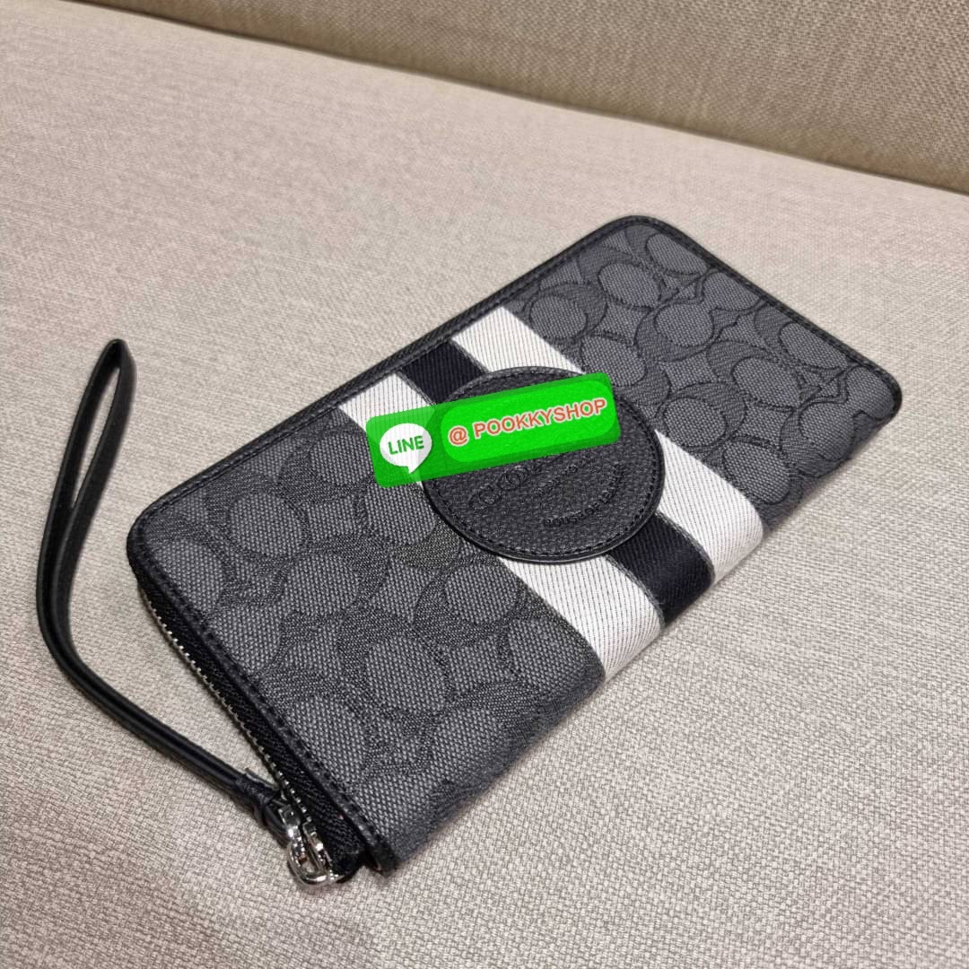 COACH C9073 DEMPSEY LARGE PHONE WALLET IN SIGNATURE JACQUARD WITH STRIPE AND COACH PATCH พร้อมเสิร์ฟความเลิศหรู กับคอลใหม่ล่าสุด กระเป๋าสตางค์ใบยาวกึ่งคล้องมือ สีสุดละมุน ถือใช้คือขับผิวสุด!! วัสดุผ้า jacquard สลับหนัง pepble มาพร้อมสายคล้องมือในตัว กันหล