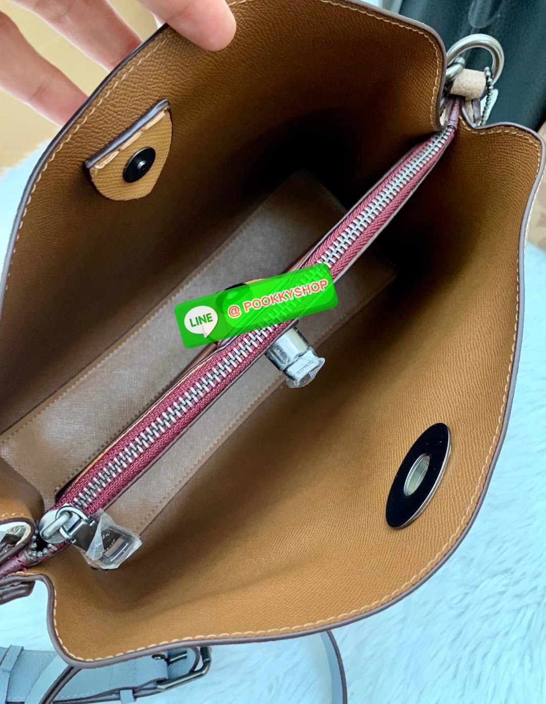 COACH WILLOW SHOULDER BAG ((C2745//C2590//C2621)) พร้อมส่ง ไม่ให้หลงรักยังไงไหว 🔺กระเป๋าหิ้ว//คล้องไหล่//สะพายข้าง สุดคุ้ม! หนังแท้ชั้นดีที่สุด ได้ไปหลงรักแน่นอนค่ะ หนังสวยมากๆ 🔺ตัวกระเป๋าแบ่งเป็นสองช่องหลัก ด้านนึงเป็นแบบหมุนล็อค//อีกด้าน