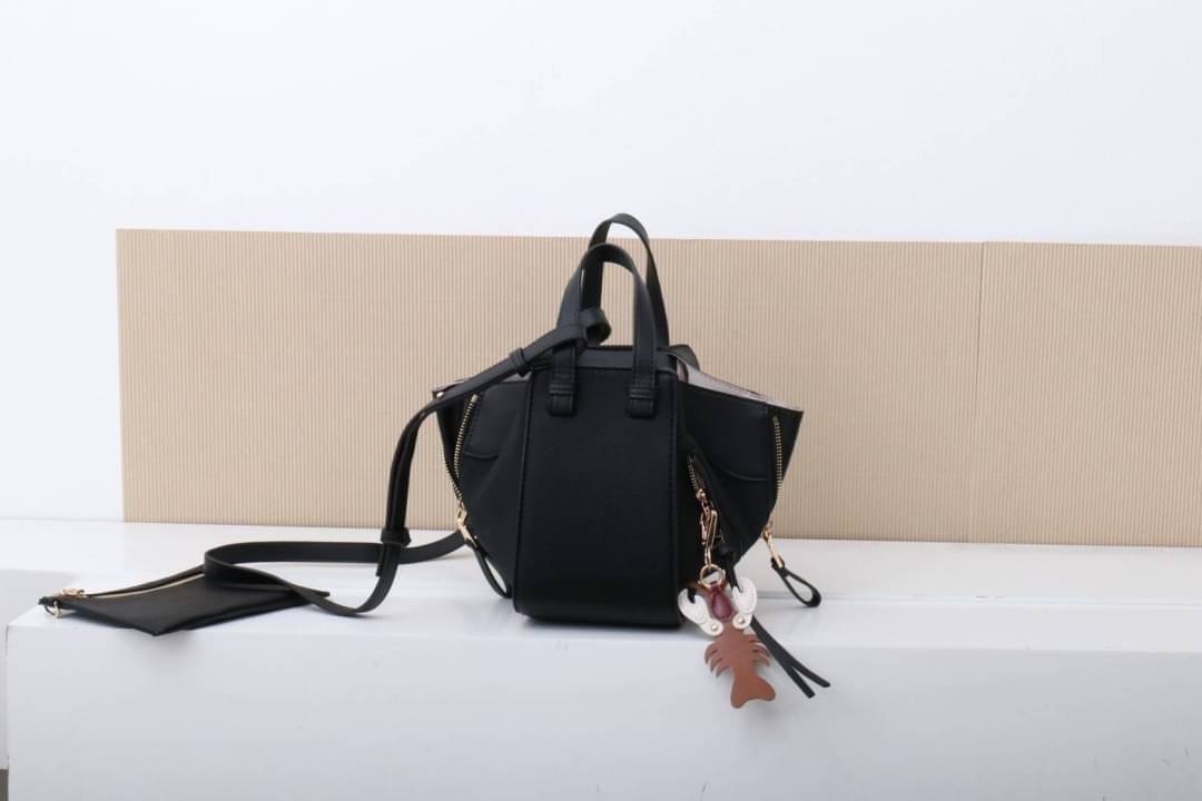 มาอีกรอบละจร้าาา Hammock รุ่นนี้ถามกันไม่เลิก เลยตั้งใจผลิตมาอีกครั้ง สวยๆทุกสี งายดีสวยเนี๊ยบทรงแป๊ะมาก พิเศษ..เลยจร้า แถมฟรี !! ตัวห้อยกุ้งน้อย เพิ่มความโดดเด่นขึ้นไปอีก ... งานนี้รับรองไม่ผิดหวัง ดีเทลรายละเอียดสวยมาก