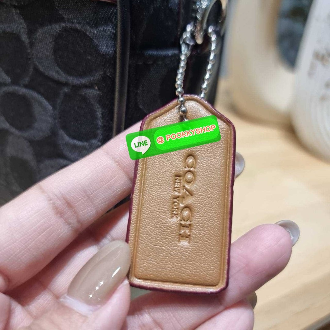 COACH CE744 CAMERA BAG IN SIGNATURE DENIM 🔆 Details สวยคลาสสิค ดูแพงเกินเรื่อง กับกระเป๋าสะพายข้างรูปทรง camera ที่มีความโดดเด่น ดีไซน์ออกมาให้ใช้งานสะดวกมากๆ ด้านหน้าจะมีช่องใส่ของจุกจิก ใส่บัตรหรือธนบัตรได้ ช่องหลักเปิด-ปิดด้วยซิป ภายในโล่งกว้าง