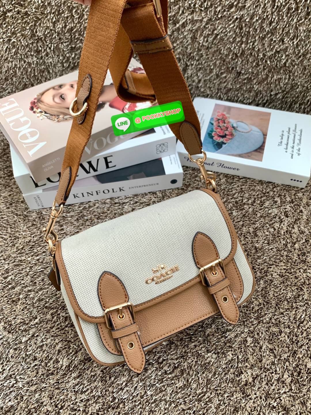 COACH LUCY CROSSBODY BAG((CA622)) 🔹พร้อมส่ง กระเป๋าสะพายแบบครอสบอดี้ร์ ทรงเก๋ วัสดุ แคนวาส+หนังแท้ ได้ลงตัวสวยงาม 🔹เปิดปิดกระเป๋าแบบกระดุมแป๊กสองข้าง ภายในมีข่องให้ใส่ของ3ช่องด้วยกัน ช่องค่อนข้างกางออกได้กว้าง จุของได้หลายอย่างเลยค่ะ มีช่อ