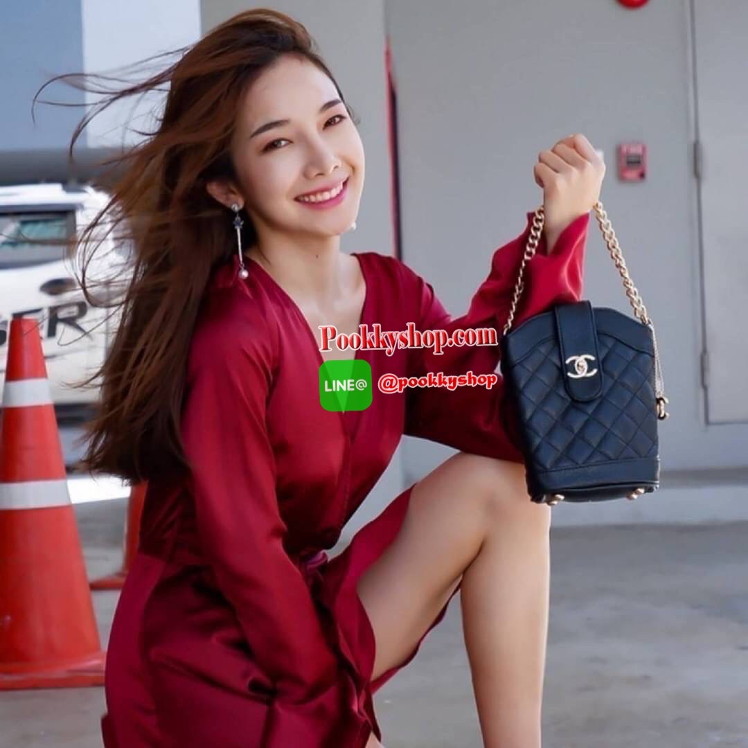 CHANEL VIP GIFT CROSSBODY BAG งาน CHANEL VIP GIFT ของแท้ 100% จากเคาเตอร์แบรนด์ CHANEL ทรงสวย ขนาดกำลังดี วัสดุหนัง CAVIER PU เปิดปิดด้วยกระดุมหน้าแบบบิดปลอดภัยหายห่วง ด้านในมีซิปอีกชั้น อะไหล่ทอง หัวซิปปั้มแบรนด์ ด้านในใส่โทรศัพท์ได้ทุกรุ่น พร้อมของจุกจิ