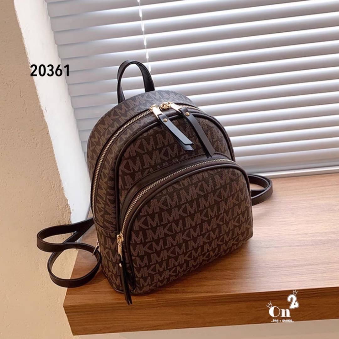 กระเป๋าสะพายเป้แฟชั่นมาใหม่ งานสไตล์แบรนด์ งานซิปมี 2 ช่องใช้งาน ขนาดกำลังดีน่าใช้มากค่ะ พร้อมส่งค่า