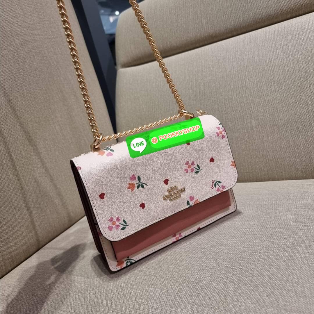 COACH C7596 KLARE CROSSBODY WITH HEART PETAL PRINT หนึ่งคอลเลคชั่นที่ฮิตไม่หยุดยั้ง!! ขายดิบขายดีทุกดีไซน์ รอบนี้มาตอบโจทย์สายหวาน ใหม่ล่าสุด น้องน่ารักม้ากกกก!! กับกระเป๋าสะพายข้าง โทนสีละมุนลูกคุณ!! คือดี!! เพิ่มลูกเล่นช่อดอกไม้หัวใจ ให้มีสีสัน สายสะพาย
