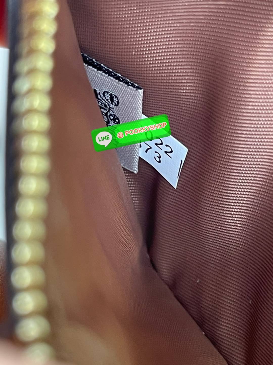 COACH TECH WALLET IN SIGNATURE CANVAS อีกหนึ่ง collection ของกระเป๋าสตางค์ที่ดีไซน์ทันสมัยให้ใช้งานได้แบบครบครัน เป็นกระเป๋าสตางค์ ที่มีช่องสำหรับใส่โทรศัพท์มือถือ ธนบัตร เหรียญ และบัตรต่าง ๆ ใช้งานแบบ2ด้าน เพิ่มความสะดวกสบายด้วยสายคล้องมือ ช่วยให้พกไปไหน