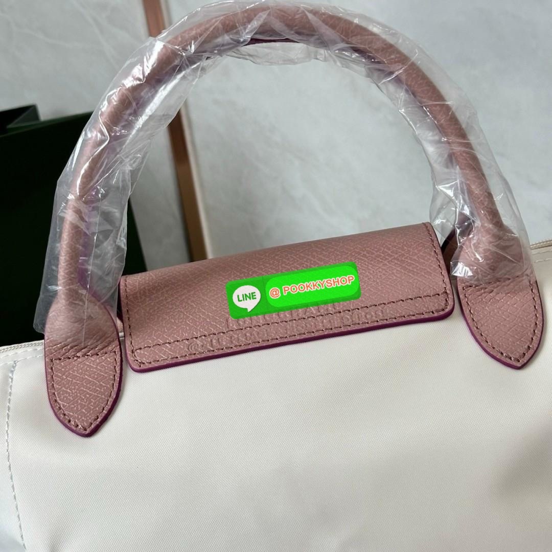 Longchamp Le Pliage Eiffel Tower Tote Bag S 🔖 Collection ใหม่ล่าสุดโดดเด่นด้วยลายปักหอไอเฟลขนาดกระทัดรัดจุของได้เยอะ 🔖วัสดุ : ไนลอนกันน้ำ 🔖เปิด-ปิด ด้วยฝาปิดกระดุมแป๊กมีซิปปิดด้านบน ภายในช่องโล่งกว้างสามารถใส่ iPad ได้ มีช่องแยกด้า