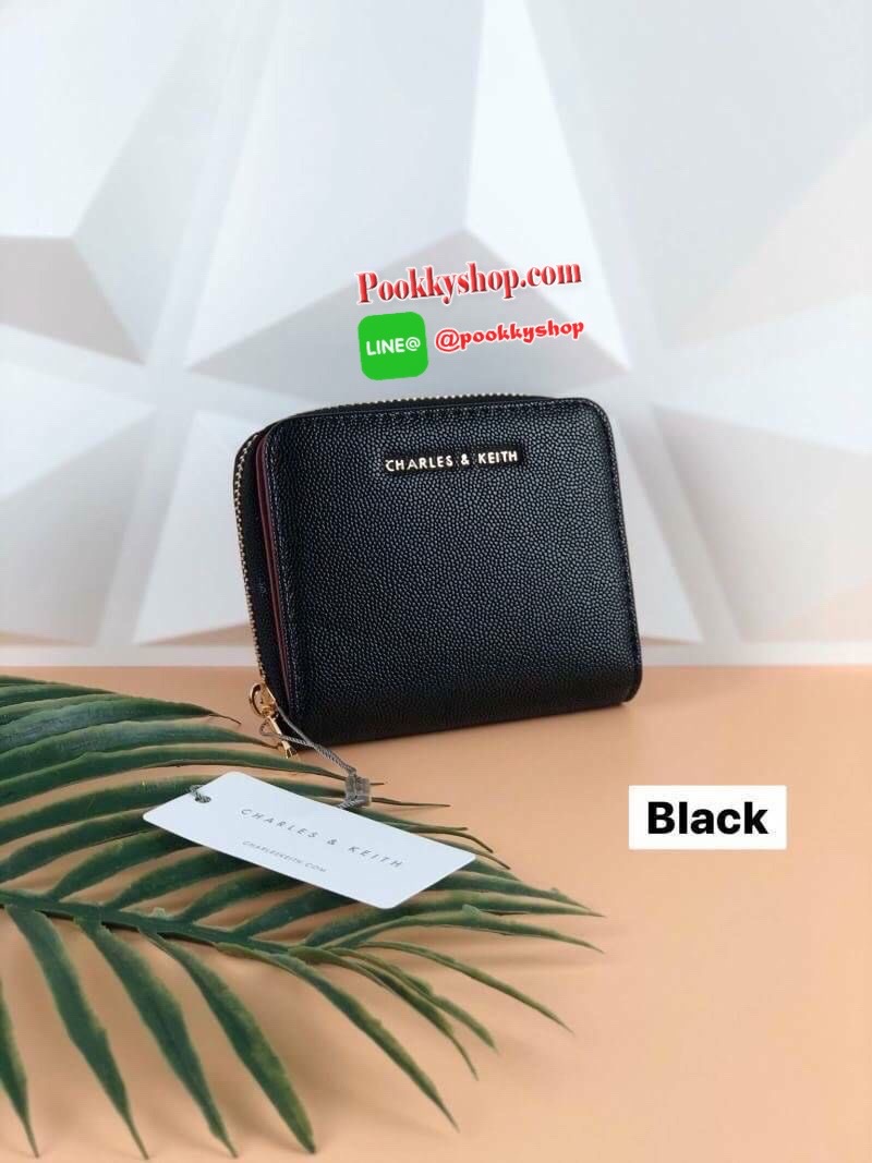 CHARLES & KEITH COMPACT WALLET กระเป๋าเงินใบสั้นฟังกชันครบ!! ด้านหน้ามีโลโก้แบรนด์ มีช่องซิปใส่เหรียญ เปิดปิดแบบกระดุม ด้านในมีช่องใส่การ์ด 16 ช่อง มีช่องใส่ธนบัตรตามยาว ไม่ต้องพับแบงค์ค่า คุ้มมากๆเลยใบนี้ ใช้กับกระเป๋าใบมินิได้สบายเลยจ้า คอนเฟิร์มὄ