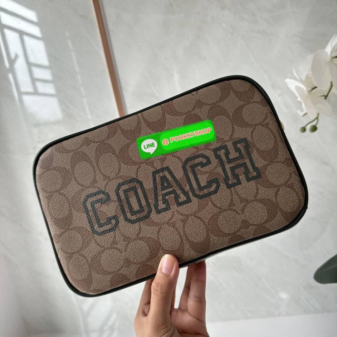 Coach Jamie Camera Bag In Signature Canvas With Varsity Motif (coach ce599) กระเป๋าสะพายข้าง ดีไซน์ยอดฮิตตลอด ไม่ตกเทรน วัสดุหนังแคนวาสตัดหนังแท้ เปิดปิดด้วยซิป ภายในช่องโล่งกว้างมีช่องแยกอเนกประสงค์สามารถใส่โทรศัพท์มือถือได้ทุกรุ่น สามารถใส่กระเป๋าสตางค์