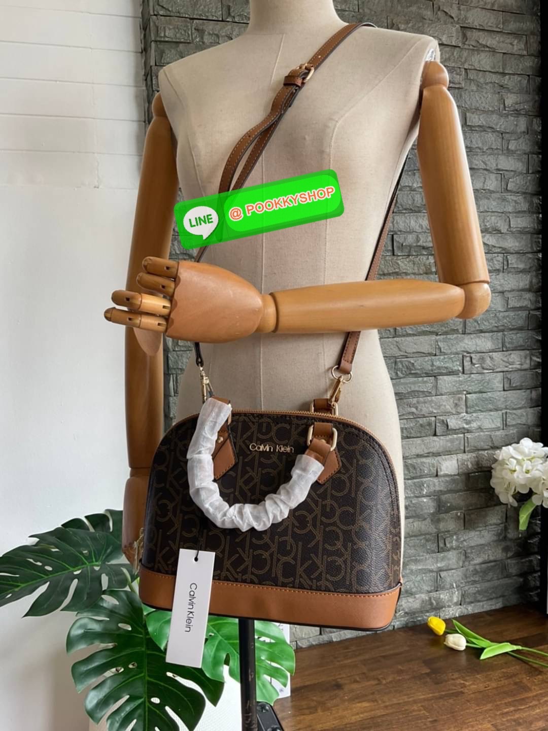 🚚 พร้อมส่ง 🚚 New arrival !! Calvin Klein Dome Mini Bag ( ขนาด 10” ) 💋สวยเก๋ ก่อนใครแน่นอนค่ะ ตามคำเรียกร้อง สวยหรูดูดีมาก สีสวยน่ารัก กระเป๋าสะพายแบบครอสบอดี้ ขนาดมินิ เป็นรุ่นที่ได้รับความนิยม แข็งแรงทนทาน จึงครองใจใครหลายคน วัสดุ