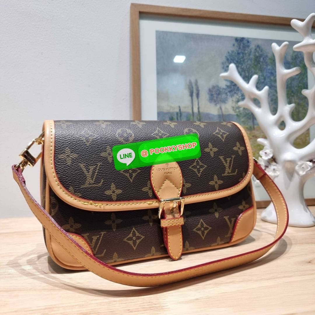 LV DIANE BAG 🔆 Details กระเป๋ามัลติฟังก์ชั่นสุดคุ้มจากเคาน์เตอร์ dutyfree ที่ดีไซน์ออกมาน่ารักน่าใช้มากๆ มีสายมาให้ถึง 2 แบบ สายหนังคล้องไหล่ได้ และสายสปอร์ตครอสบอดี้ได้ ปรับเปลี่ยนใช้ตามลุคแต่ละวันได้เลย