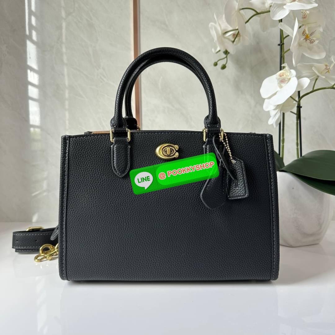 COACH BROOKE CARRYALL 28 (CE733) กระเป๋าถือหรือสะพายข้าง สุดหรู ลุคคุณนาย ให้วัสดุแคนวาสตัดหนังแท้ ภายในกว้าง แบ่งช่องเป็นสัดส่วน มีช่องซิปตรงกลาง สายสะพายถอดออกได้ จะถือหรือสะพายแมทซ์ได้หลายลุคเลยค่ะ